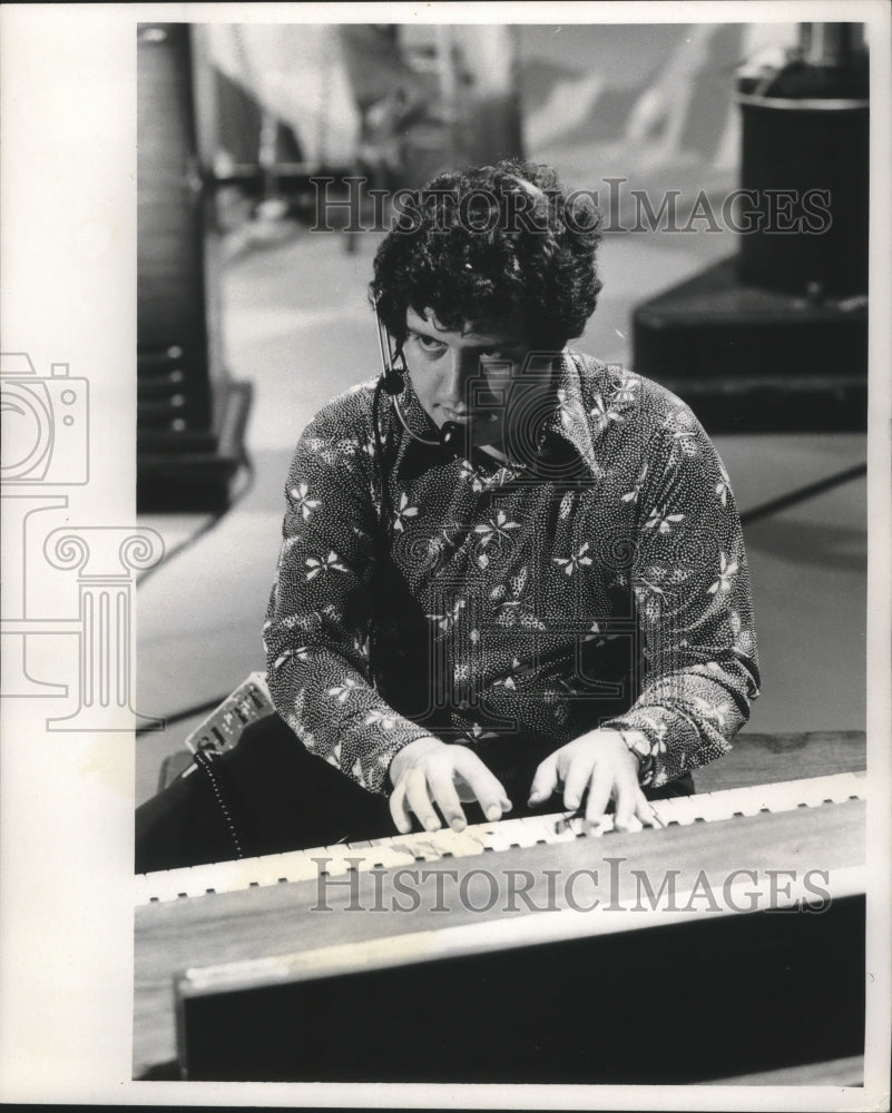 1975 Press Photo Musician Joe Raposo Plays Guitar - Historic Images