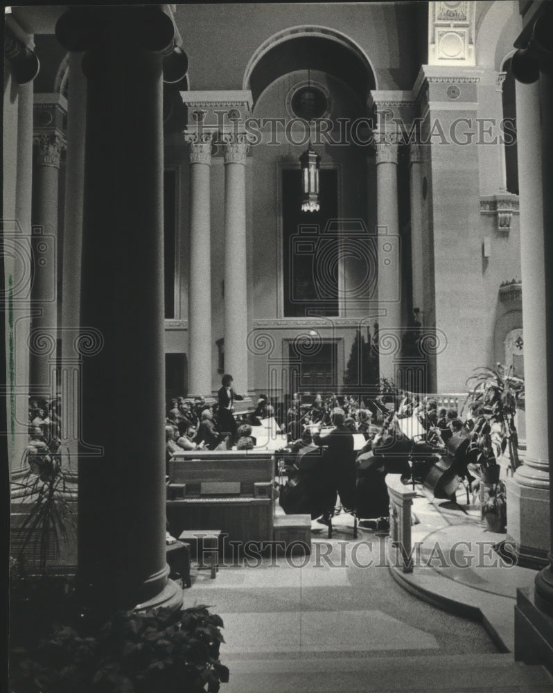 1982 Press Photo Milwaukee Symphony Orchestra performs in St. John Cathedral- Historic Images