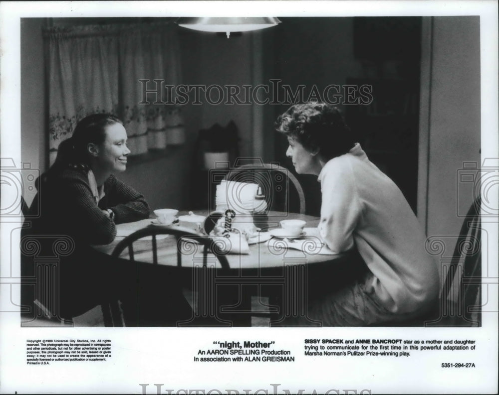 1986 Press Photo Actress Sissy Spacek With Anne Bancroft In &#39;&#39;Night, Mother&#39;- Historic Images