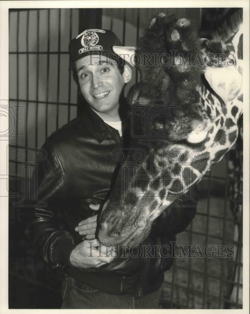 1985, Filmmaker David Lee Miller with a giraffe - mjp23162 - Historic Images