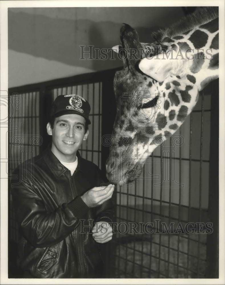 1985, David Lee Miller with a giraffe - mjp23163 - Historic Images