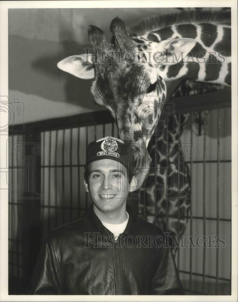 1985, Film Maker David Lee Miller with a giraffe - mjp23164 - Historic Images