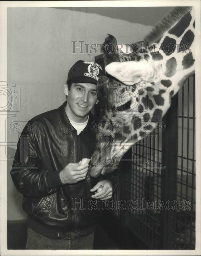 1985, Filmmaker David Lee Miller from "Zoo-opolis" with giraffe - Historic Images