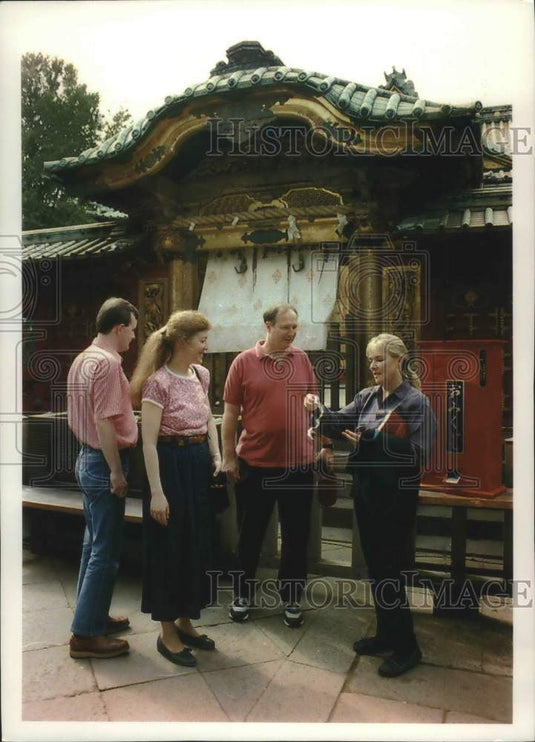 1992, Bonnie Weber of Milwaukee Symphony Orchestra reads oracle - Historic Images