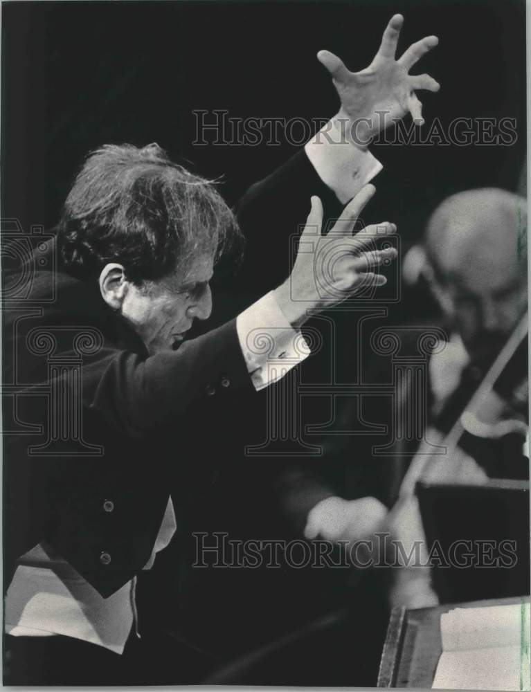 1984 Press Photo Lukas Foass directs the Milwaukee Symphony Orchestra - Historic Images