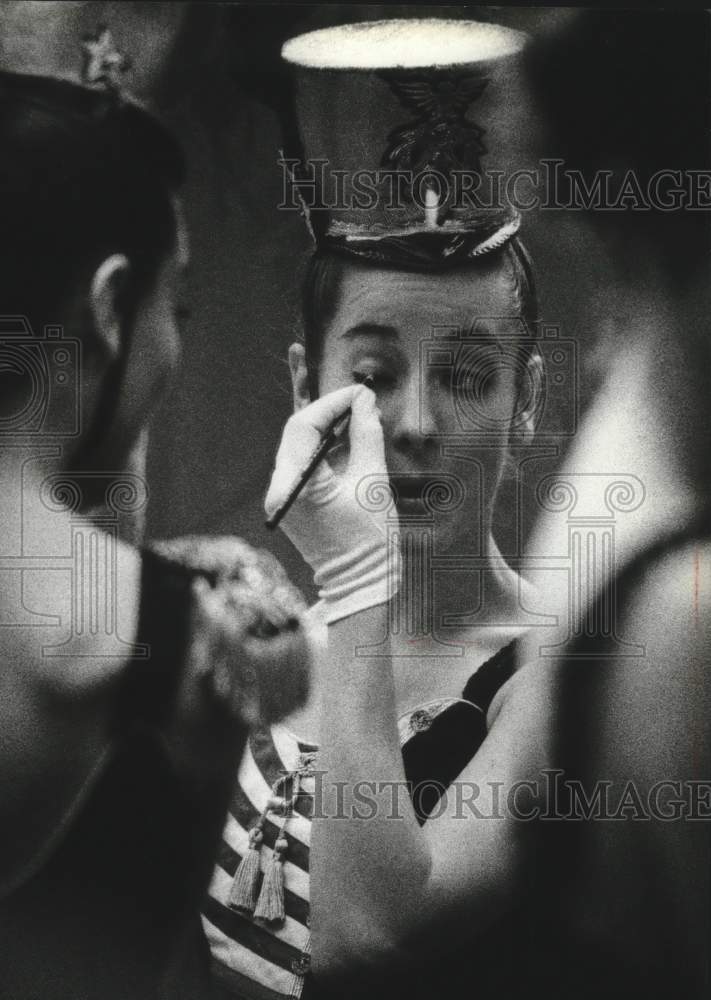 1989 Press Photo Mary Pat Rysdon puts on make-up for ballet show, UW-Milwaukee - Historic Images