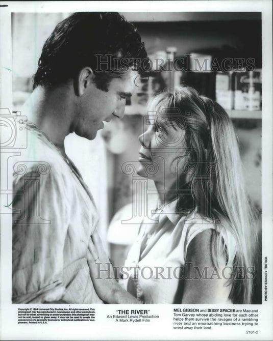 1984, Actors Mel Gibson & Sissy Spacek in "The River" - mjp23220 - Historic Images