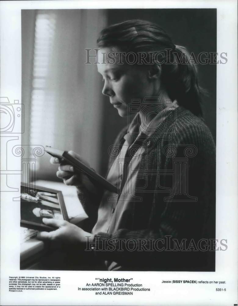 1986 Press Photo US Actress Sissy Spacek holds pictures in &quot;&#39;night, Mother&quot; - Historic Images