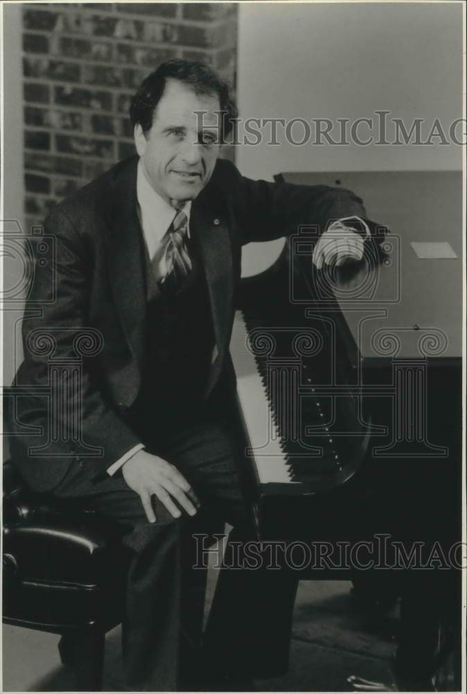 1989, Conductor Laureate Lukas Foss - mjp23255 - Historic Images