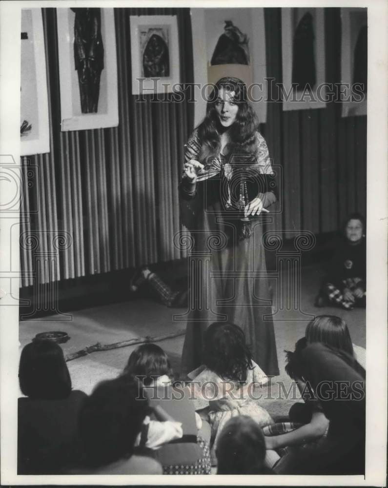 1975 Press Photo Sharon Haas, Milwaukee Clown - Historic Images