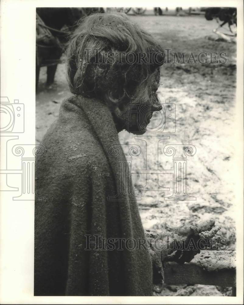 1968 Press Photo United States Actress Joan Hackett covered in mud under blanket - Historic Images