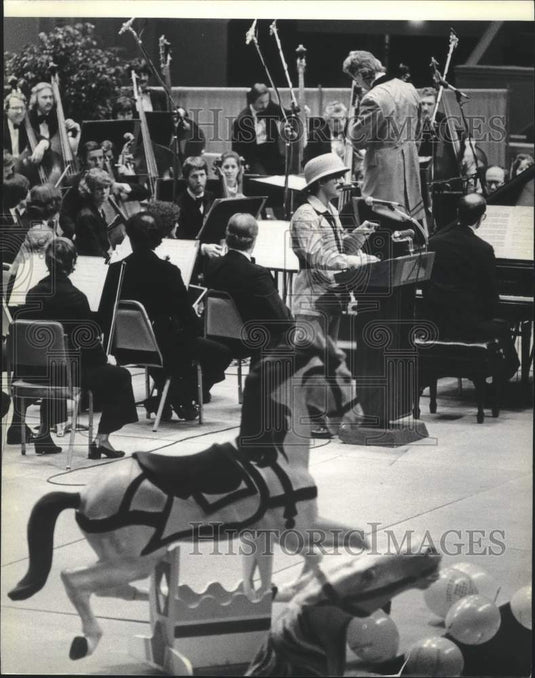 1981, Milwaukee Symphony Orchestra performing "Night at the Big Top" - Historic Images