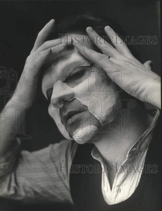 1979, Milwaukee Repertory Theater Actor James Pickering doing makeup - Historic Images