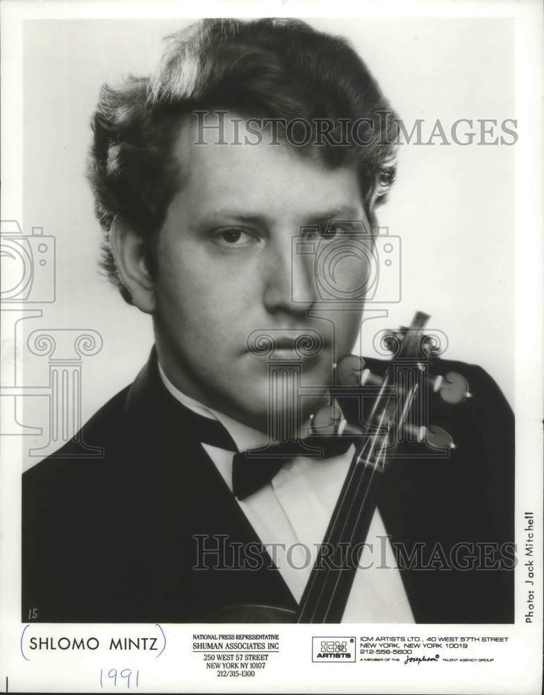 1991, Israeli Violinist Shlomo Mintz poses with his violin - Historic Images