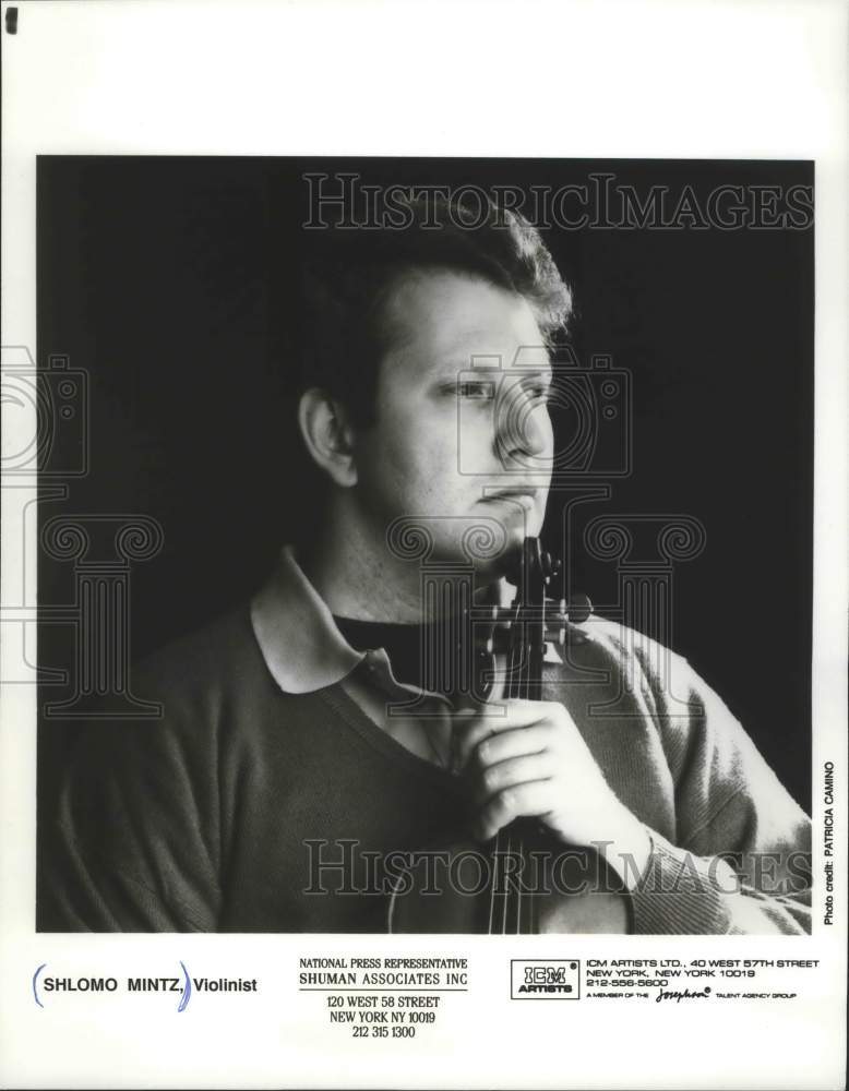 Press Photo Israeli Violinist Shlomo Mintz poses with his violin - mjp23445 - Historic Images