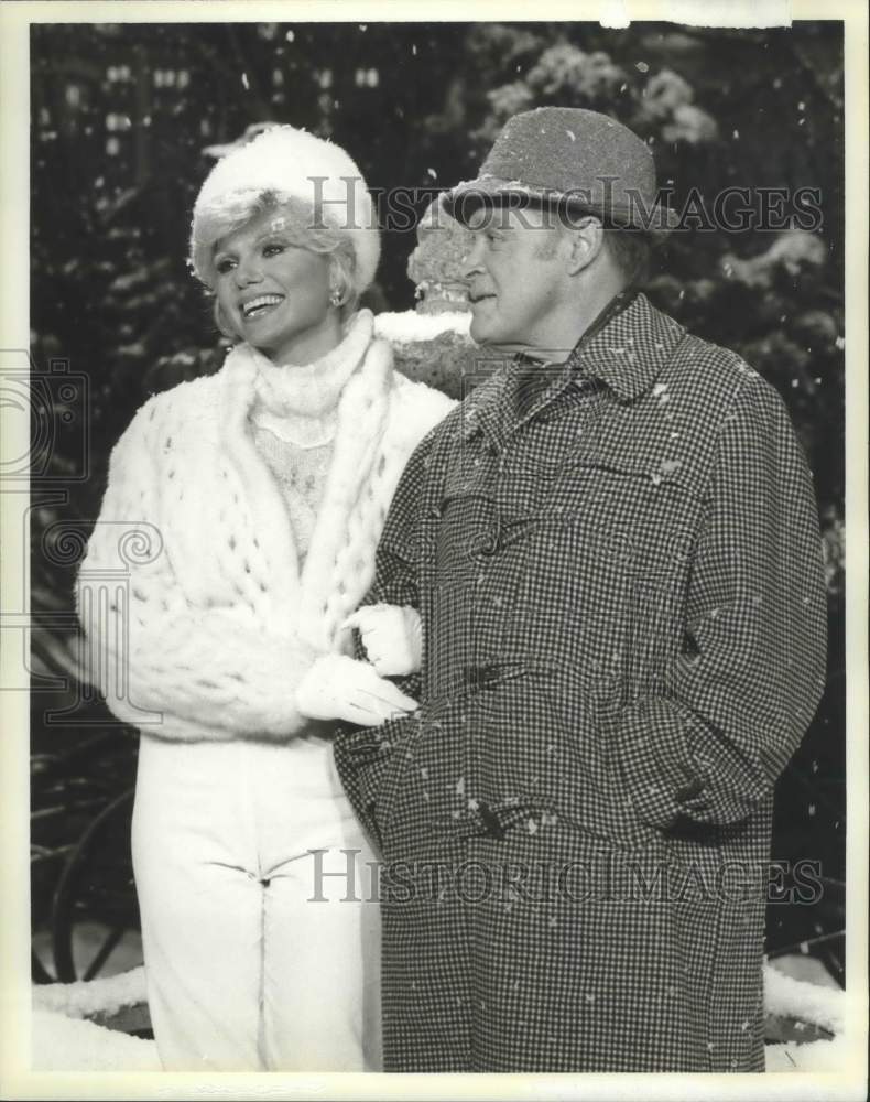 1976 Press Photo Comedian Bob Hope with Loni Anderson on Hope&#39;s TV special - Historic Images