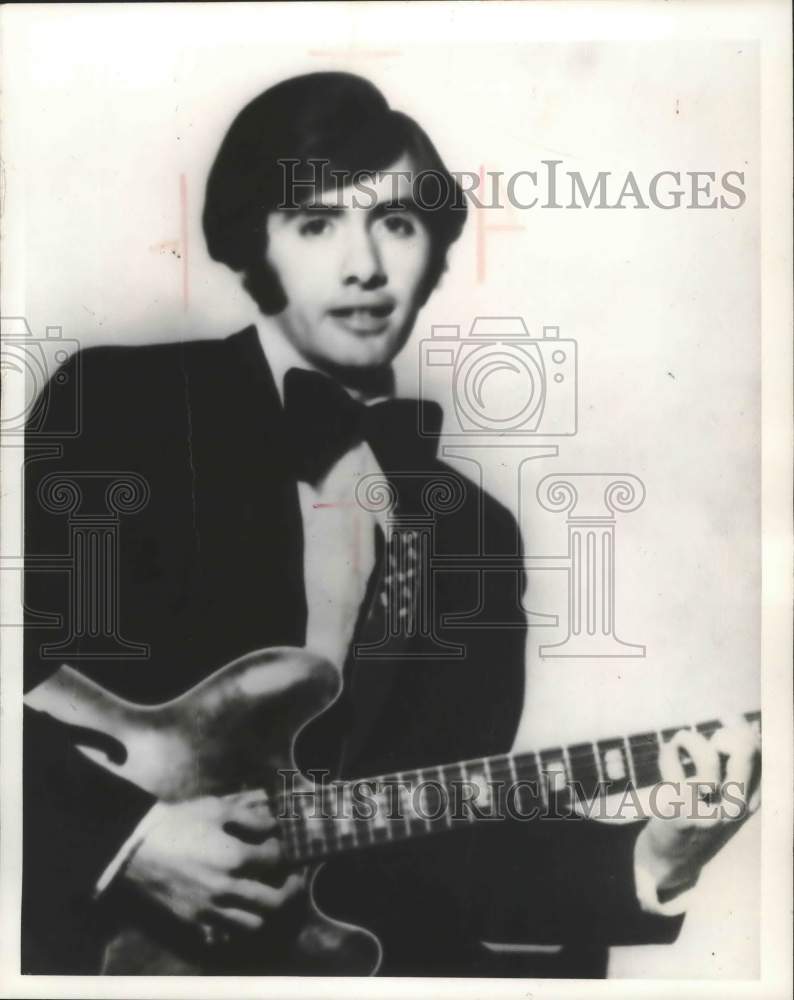 1971 Press Photo Singer Hector Parada playing the Guitar in suit &amp; big bow tie - Historic Images