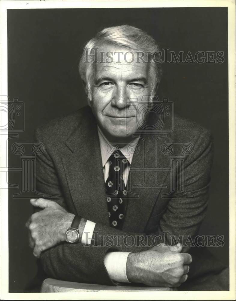 1978, Actor Harry Reasoner strikes a pose in his suit - mjp23564 - Historic Images