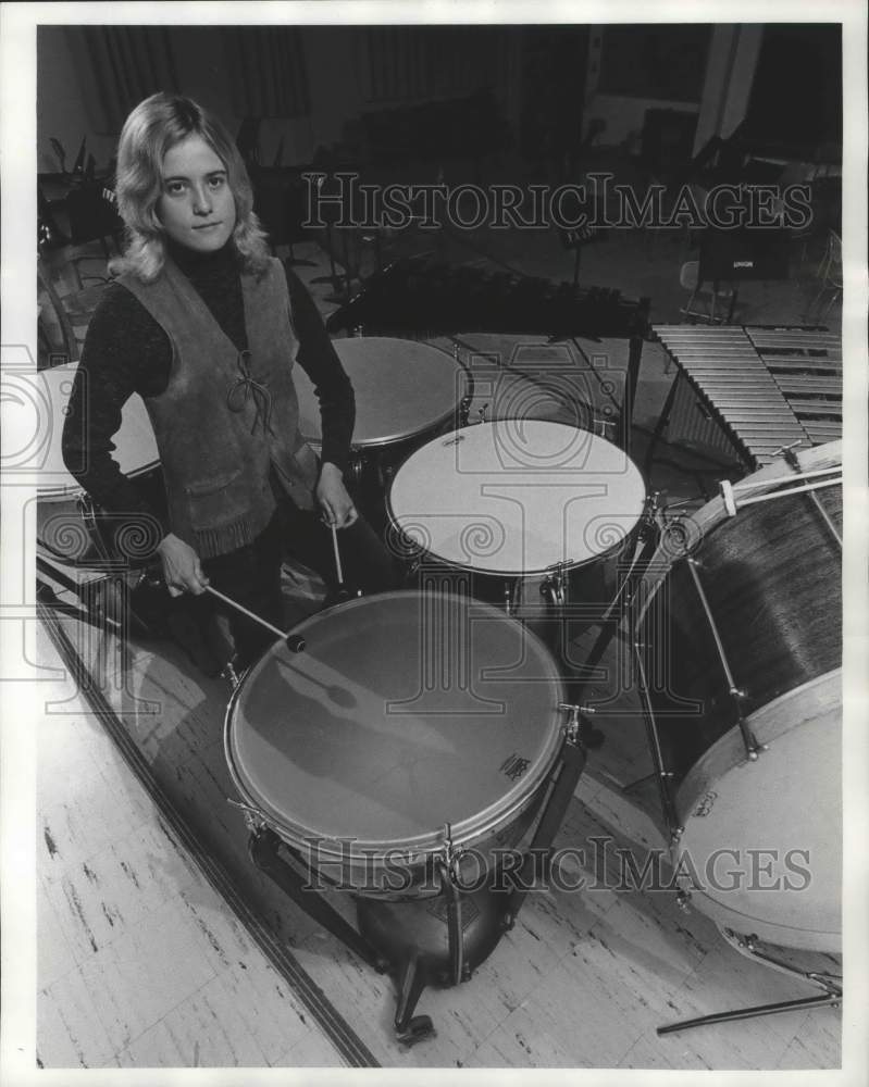 1972 Press Photo Milwaukee Symphony Percussionist Linda Raymond, Timpani drum WI - Historic Images