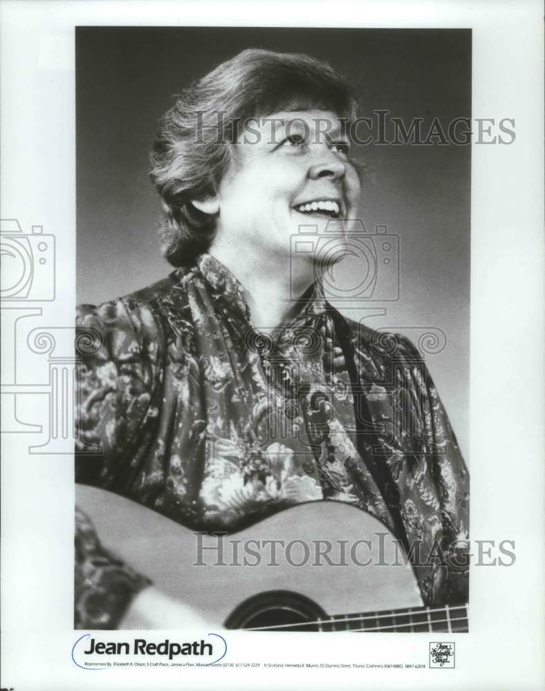 1986 Press Photo Scottish singer Jean Redpath smiling with her guitar. - Historic Images