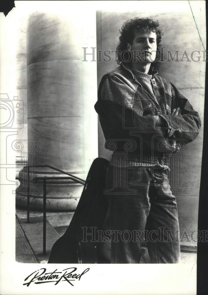 1987 Press Photo American Acoustic guitarist Preston Reed leans against column - Historic Images