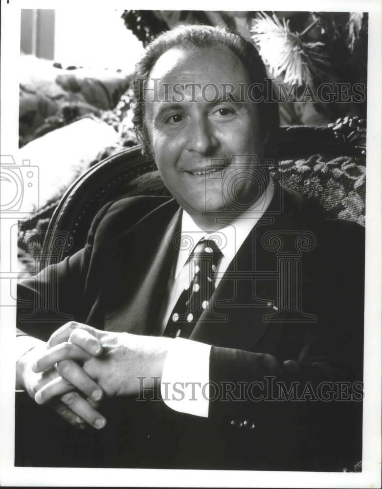 1986, Flutist Jean-Pierre Rampal smiling from his chair - mjp23672 - Historic Images