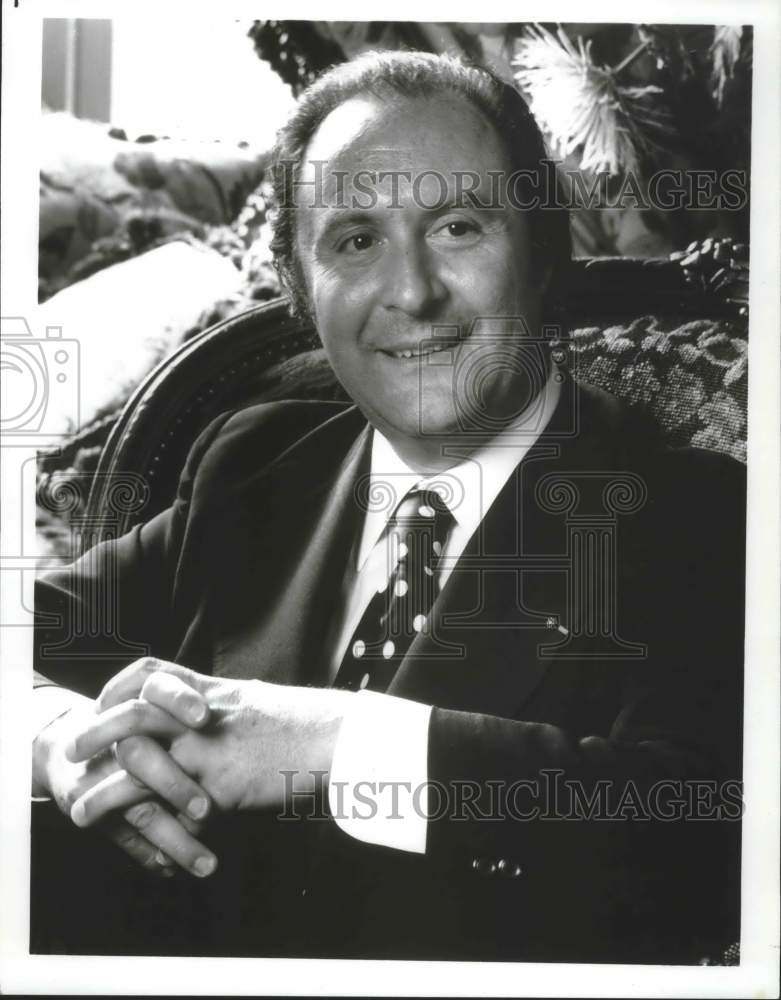 1986, Flutist JeanPierre Rampal smiling from his chair mjp23672