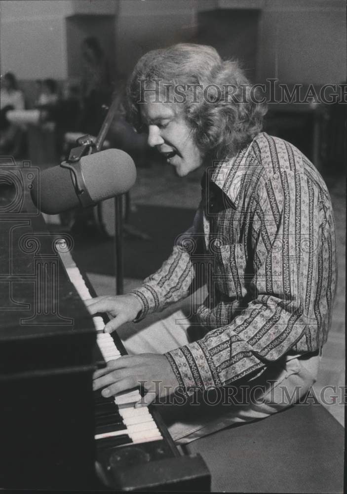 1974, Musician John Ptacek recording at Dave Kennedy Recording Studio - Historic Images