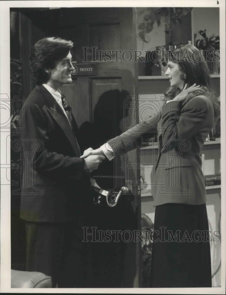 1989 Press Photo Roger Rees &amp; Kristie Alley in scene of &quot;Cheers.&quot; - mjp23707- Historic Images