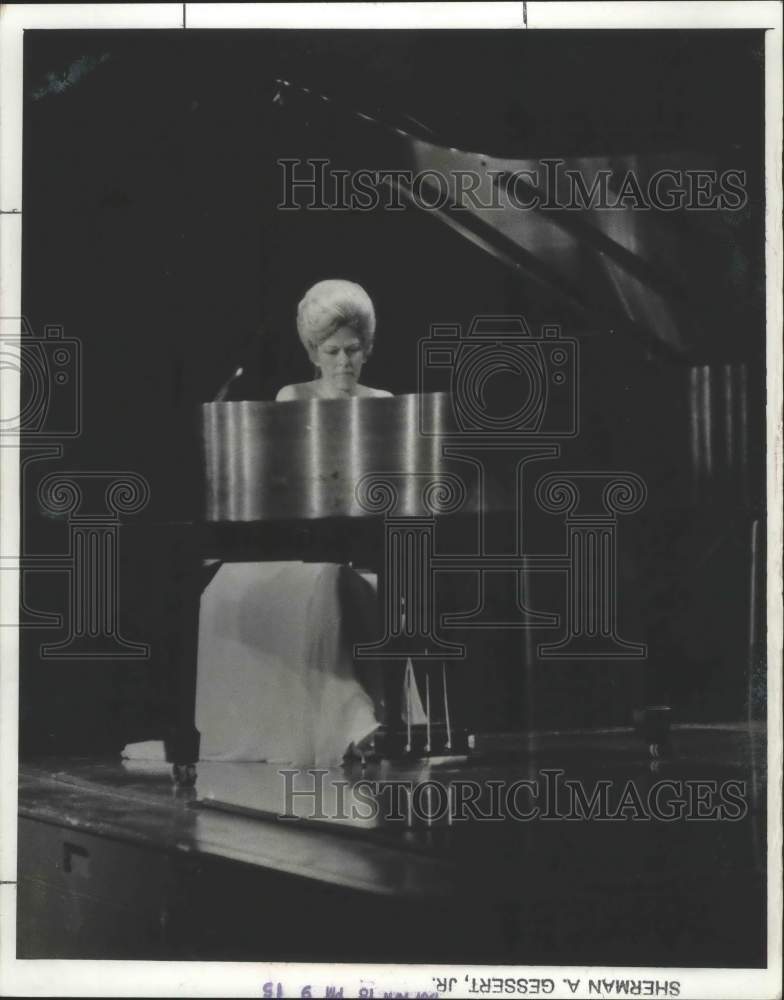 1987, Pianist Carol Rosenberger in concert, UW-Milwaukee - mjp23783 - Historic Images