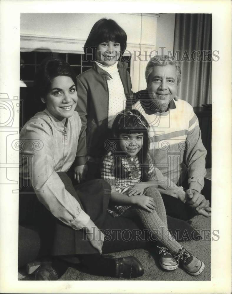 1983, Lee Rothman poses with daughter and granddaughters - mjp23790 - Historic Images