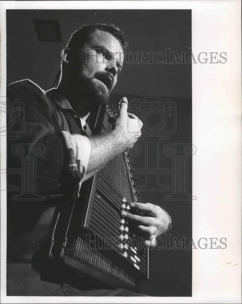 1963, William Rossiter performs with his auto-harp, Milwaukee - Historic Images
