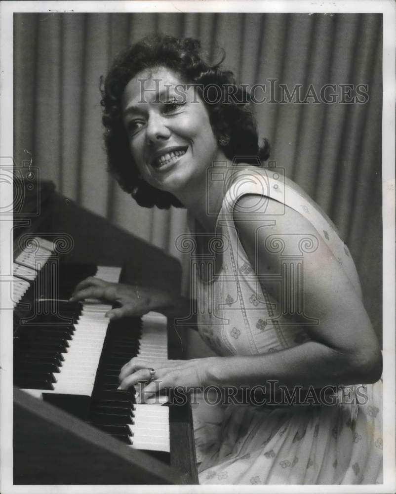 1950, Organist Ginny Randall at work - mjp23798 - Historic Images