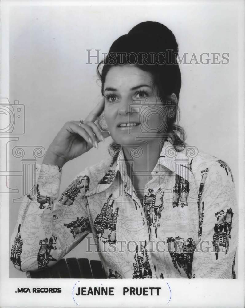 1974, Portrait of singer Jeanne Pruett - mjp23836 - Historic Images