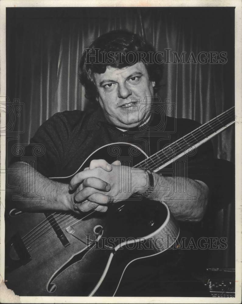 1974 Press Photo Promotional photo of musician George Pritchett with his guitar - Historic Images