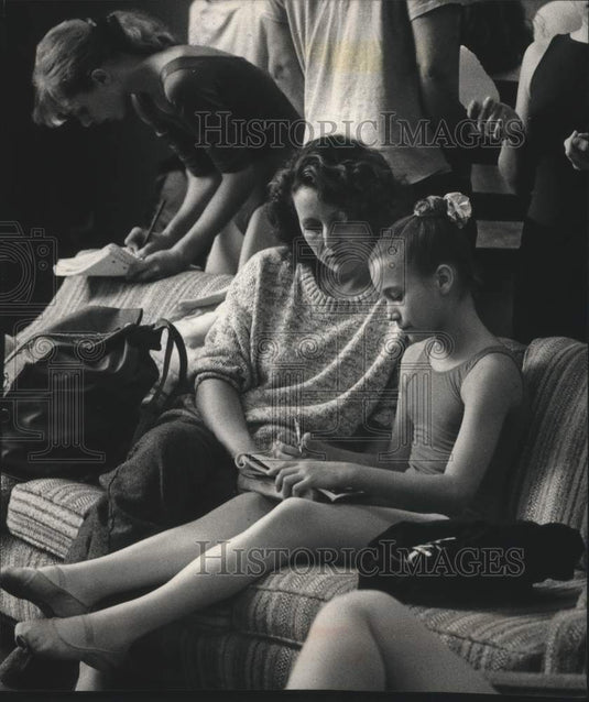 1988 Press Photo Girls And Mother Between Rehearsals At P & M Ballet Company - Historic Images