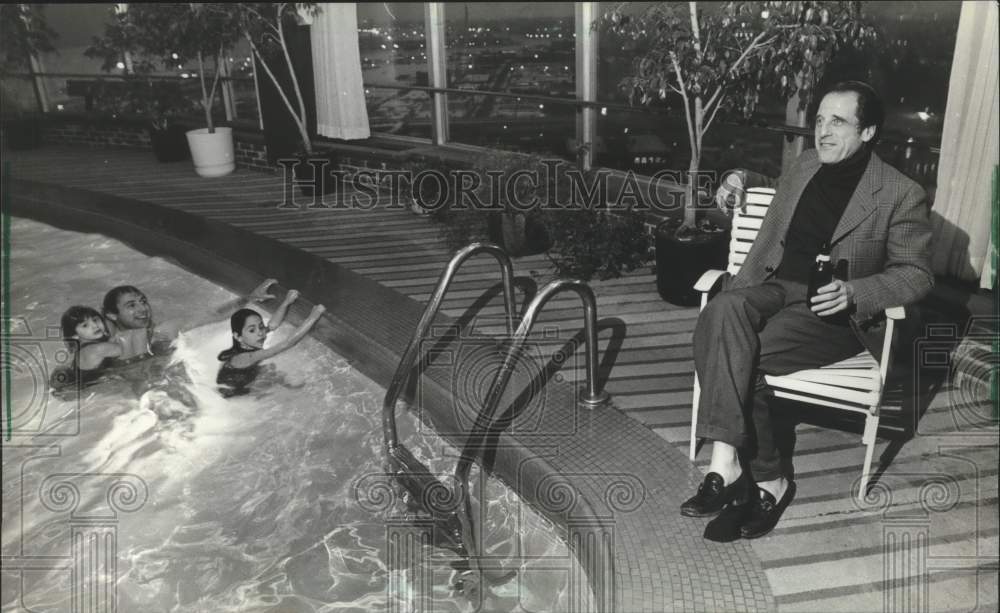 1982 Press Photo Music director Lukas Foss relaxing at Pfister Hotel - Historic Images