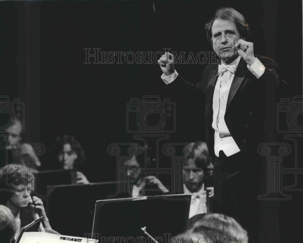 1981, Lukas Foss Conducts Milwaukee Symphony Orchestra - mjp24052 - Historic Images