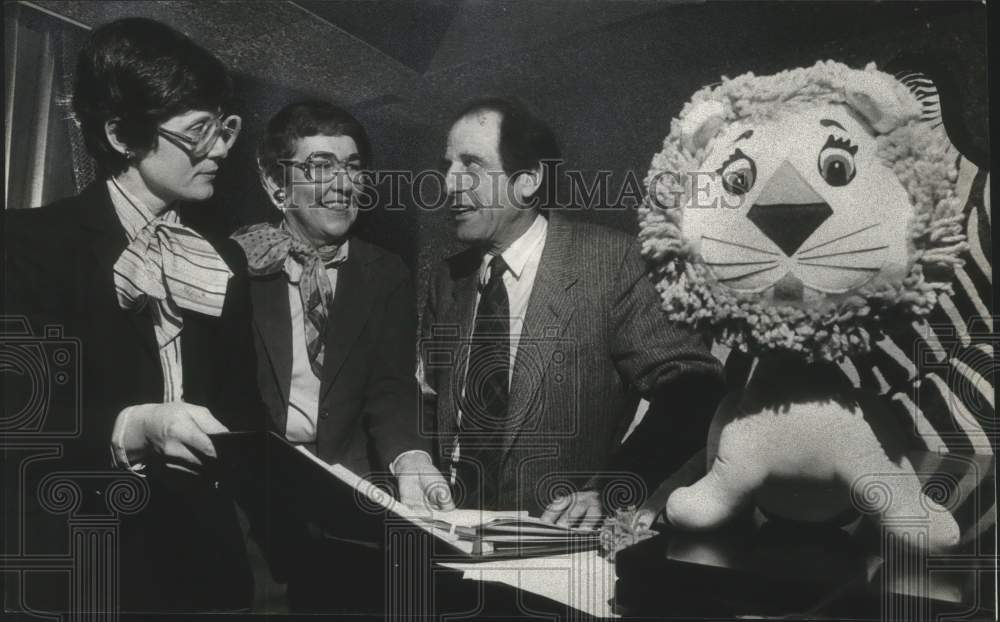 1981 Press Photo Milwaukee Symphony's Lukas Foss And Co-Chairmen Discuss Safari - Historic Images