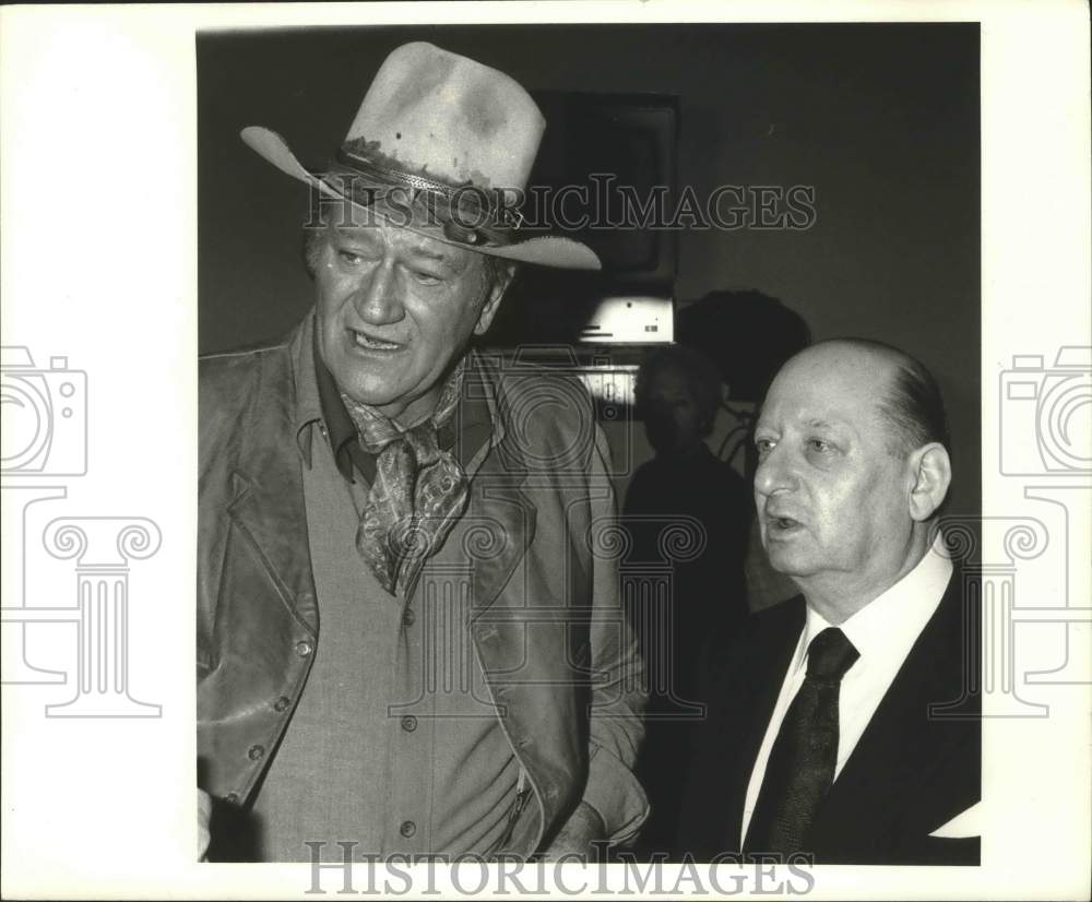 1975 Press Photo Sir Lew Grade with Actor John Wayne - Historic Images