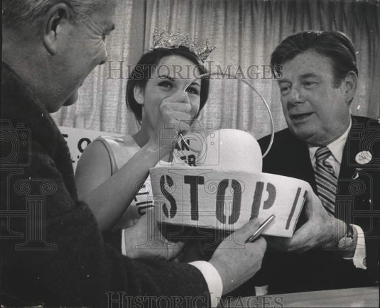 1969, Arthur, Bobbie And Alice Present Bathrub To County Executive - Historic Images