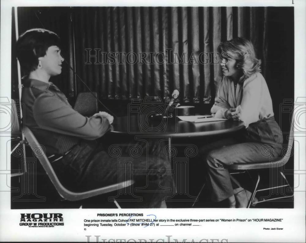 1980 Press Photo Pat Mitchell Interviews Prison Inmate On &quot;Women In Prison&quot; - Historic Images