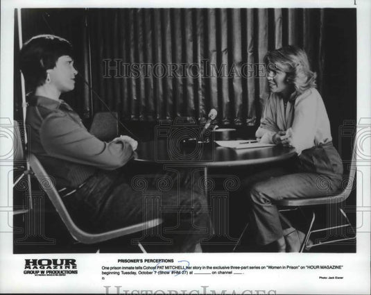 1980 Press Photo Pat Mitchell Interviews Prison Inmate On "Women In Prison" - Historic Images