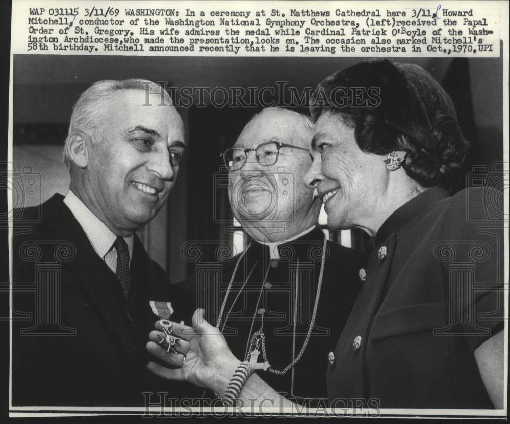 1969 Press Photo Howard Mitchell, Wife, and Cardinal Patrick O&#39;Boyle, Washington - Historic Images