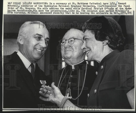1969 Press Photo Howard Mitchell, Wife, and Cardinal Patrick O'Boyle, Washington - Historic Images