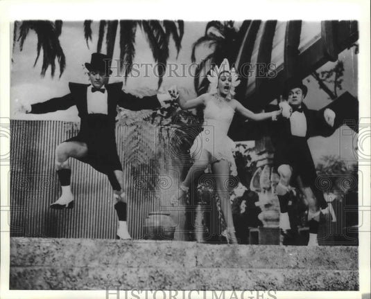 1952 Press Photo Entertainer Bob Hope & Bing Crosby dancing in "Road to Bali" - Historic Images