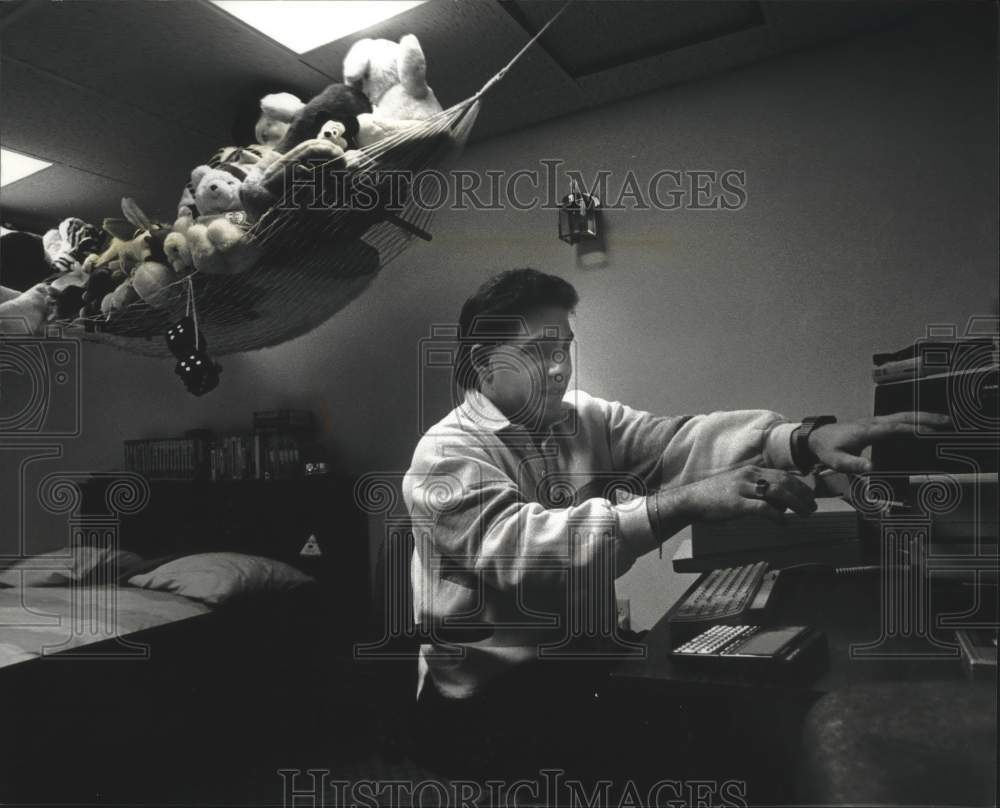 1993, Scott Mayer uses computer with voice feedback - mjp24480 - Historic Images