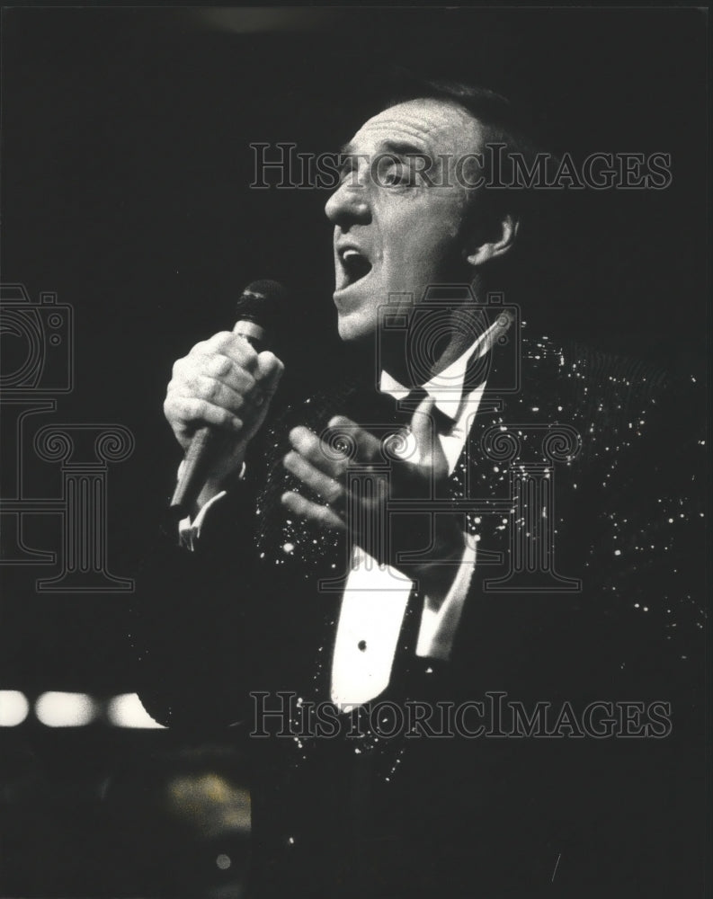 1992 Press Photo Jim Nabors singing at the Performing Arts Center, Wisconsin - Historic Images