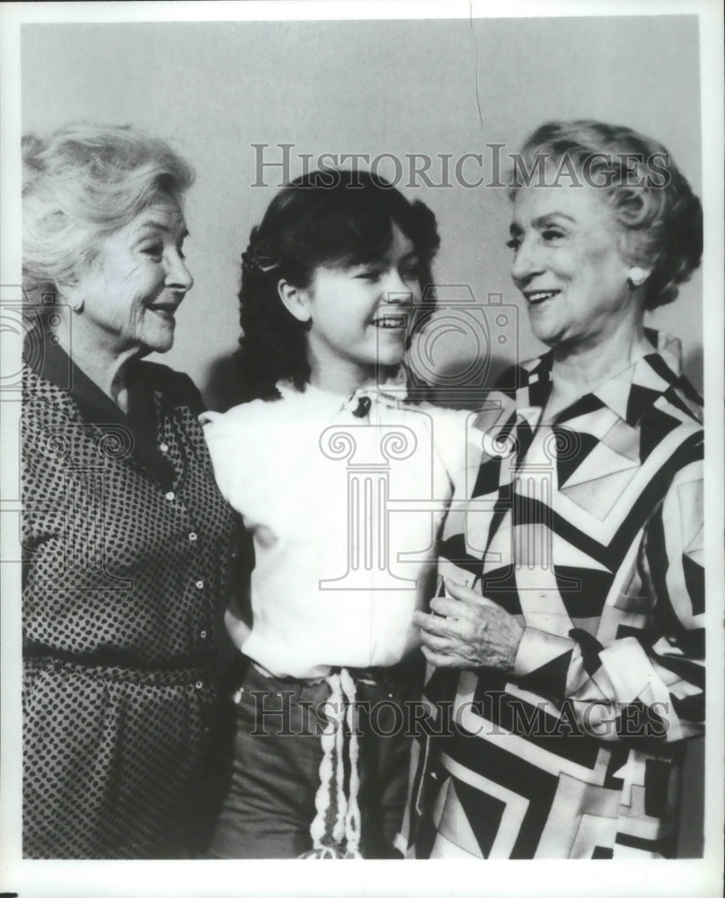 1980 Press Photo Jill Whelan of &quot;Love Boat&quot; with Helen Hayes and Mildred Natwick - Historic Images