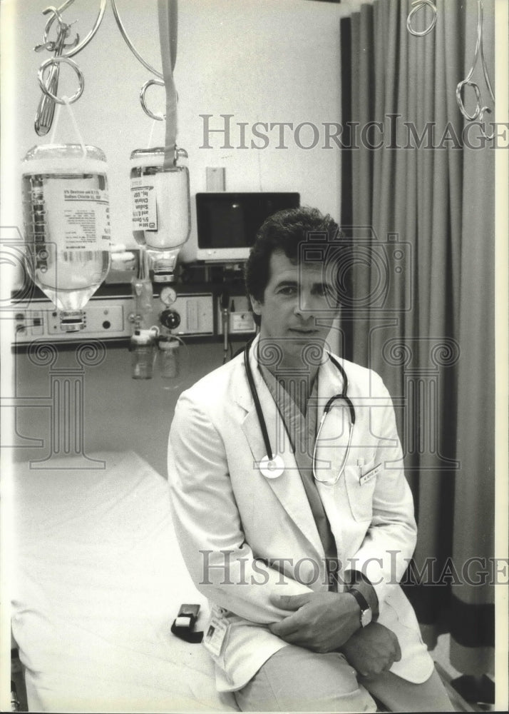 1983 Press Photo James Naughton as doctor in scene from &quot;Trauma Center&quot;-Historic Images